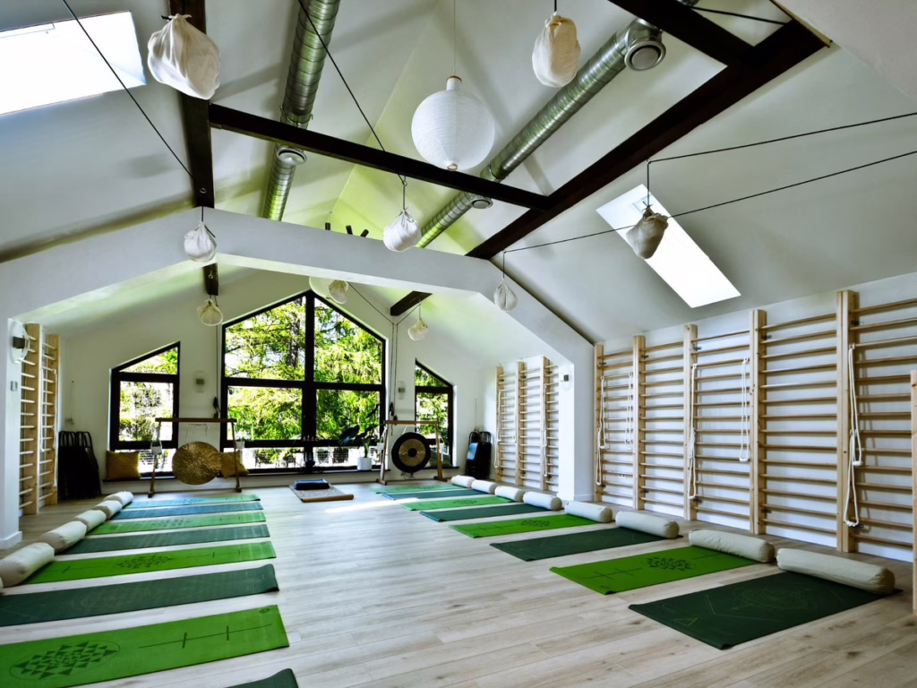 Sala do jogi w Przystani Joga w Dobieszowicach, blisko Piekar Śląskich